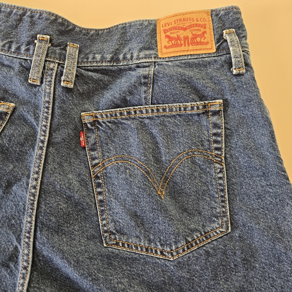 Levi's Women Blue Jean High Rise Mom Shorts 33 EUC - Picture 3 of 8